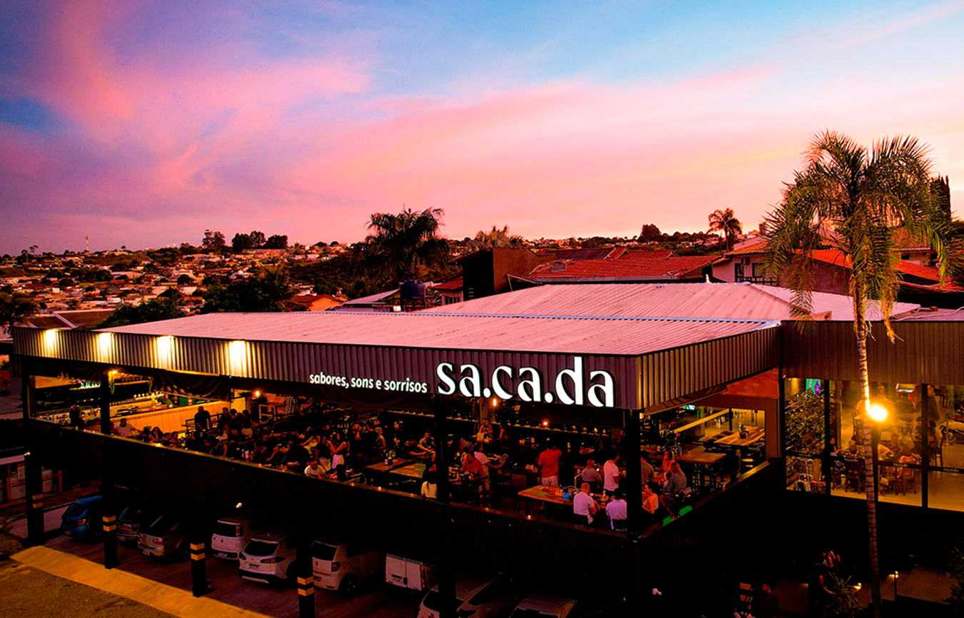 Fachada do Sacada ao entardecer